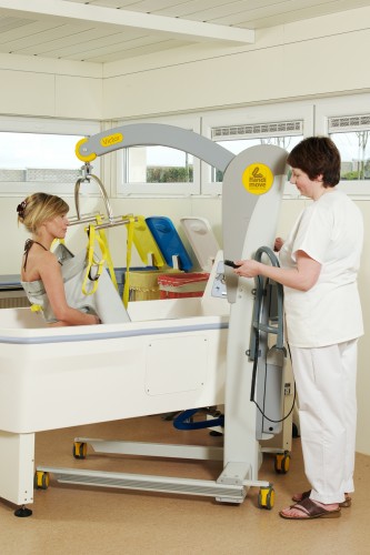 Mobile hoist 2600 (Victor) ; Bathing sling - Handi-Rehab Patient lift hoist