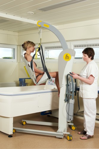 Mobile hoist 2600 (Victor) ; Bath seat PVC - Handi-Rehab Patient lift hoist